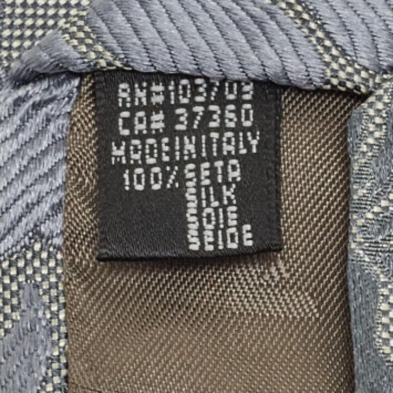 Esta corbata es un accesorio formal perfecto que tiene un atractivo nítido y moderno. Está confeccionado con materiales lujosos, presenta dibujos intrincados y la etiqueta de la marca está cuidadosamente cosida en la parte trasera. Seguro que añade