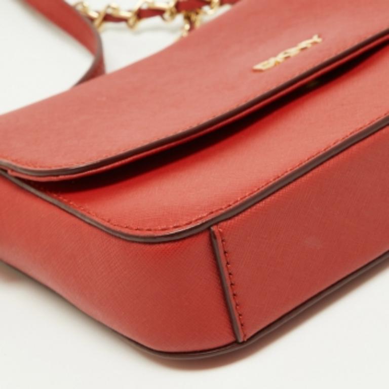 Per un look completo di stile, gusto e un tocco di lusso, questa borsa a tracolla è l'aggiunta perfetta. Sfoggiate questa bellezza sulla spalla a qualsiasi evento e godetevi il gusto del lusso che vi lascia.
