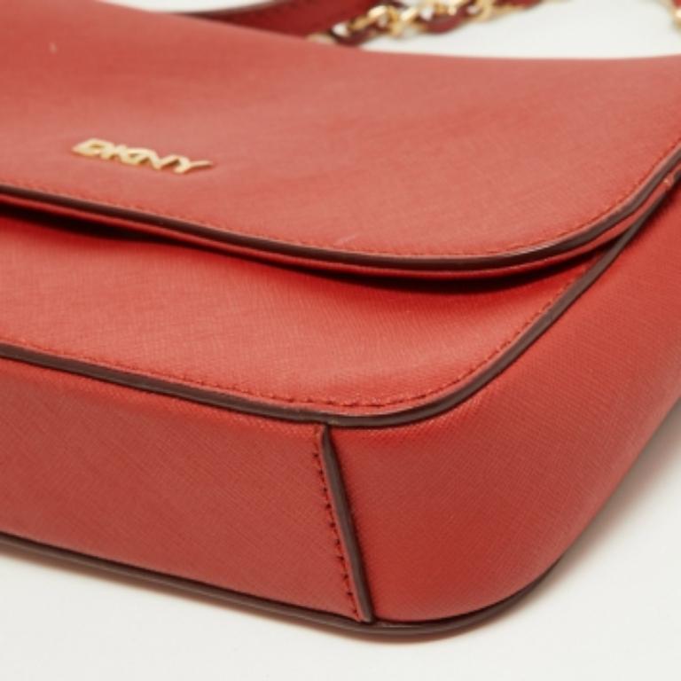 Rosso DKNY Borsa a tracolla Bryant in pelle saffiano rosso mattone in vendita