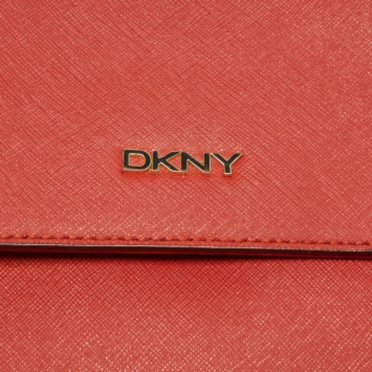 DKNY Borsa a tracolla Bryant in pelle saffiano rosso mattone In condizioni buone in vendita a Dubai, Al Qouz 2