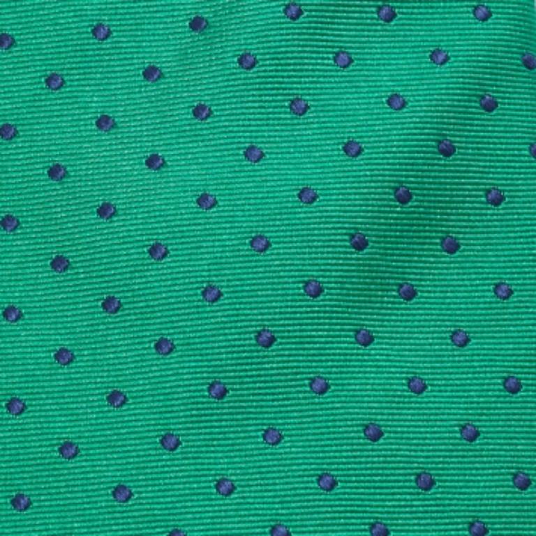 Esta corbata es un accesorio formal perfecto que tiene un atractivo nítido y moderno. Está confeccionado con materiales lujosos, presenta dibujos intrincados y la etiqueta de la marca está cuidadosamente cosida en la parte trasera. Seguro que añade