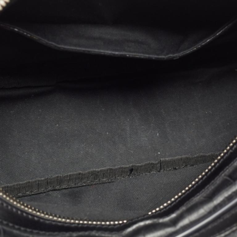 Gianfranco Ferre - Pochette surdimensionnée en cuir gaufré noir Bon état - En vente à Dubai, Al Qouz 2