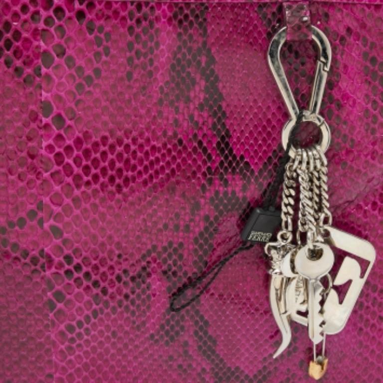 Gianfranco Ferre Bolso grande con cremallera lateral de pitón magenta en Bueno estado para la venta en Dubai, Al Qouz 2