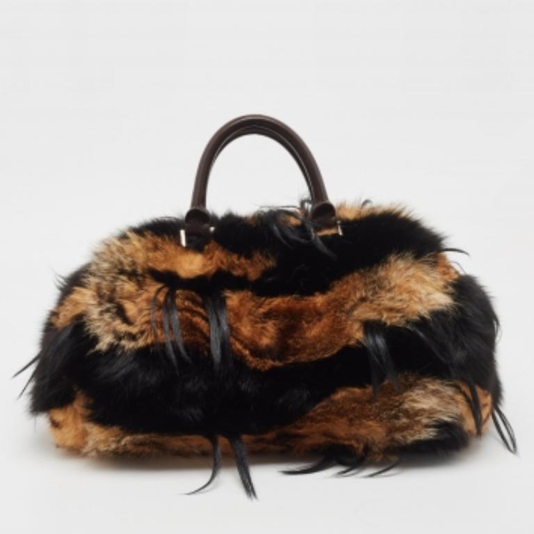 Eleva tu estilo y lleva contigo lo esencial llevando este auténtico bolso Gianfranco Ferre. Fabricado en piel y cuero, el bolso tiene dos asas y un interior forrado de ante.