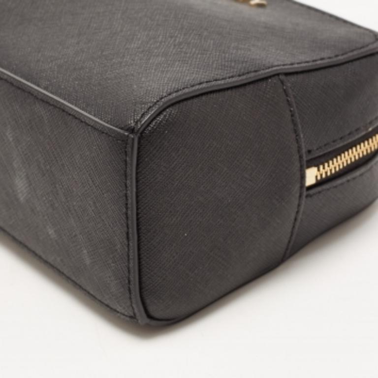DKNY Astuccio per cosmetici in pelle saffiano nera In condizioni buone in vendita a Dubai, Al Qouz 2