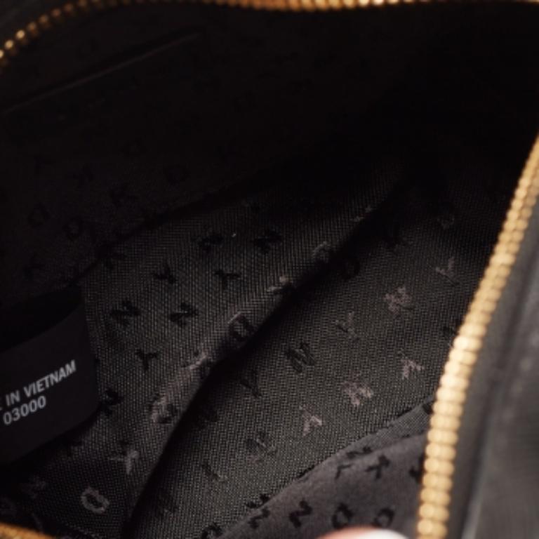 Nero DKNY Astuccio per cosmetici in pelle saffiano nera in vendita