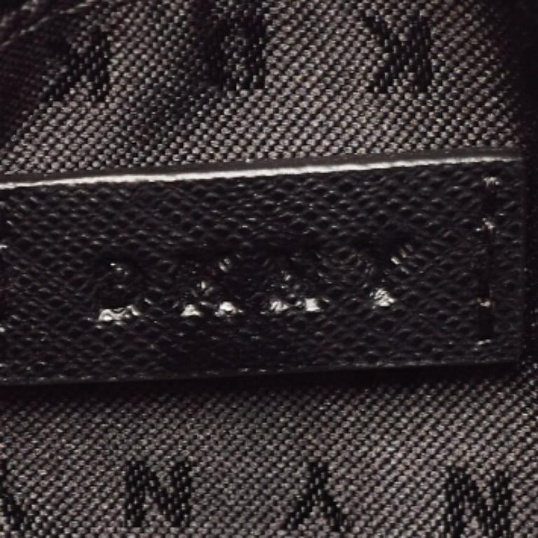 Questo marsupio è un accessorio che unisce moda e funzionalità e che ti piacerà portare sempre con te. Realizzato con materiali di qualità, può essere facilmente inserito tra i tuoi oggetti essenziali.