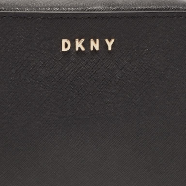 DKNY Astuccio per cosmetici in pelle saffiano nera in vendita 4