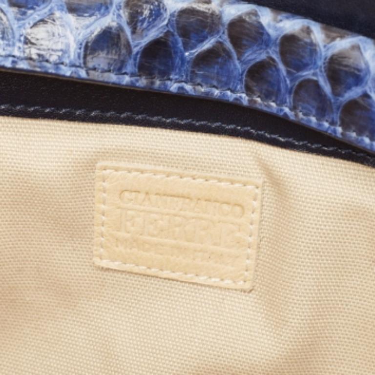 Gianfranco Ferre Bolso con cremallera grande de pitón azul en venta 1
