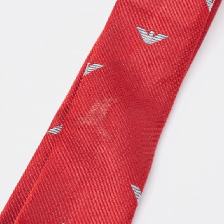 Cravatta tradizionale in seta con logo rosso di Emporio Armani In condizioni buone in vendita a Dubai, Al Qouz 2