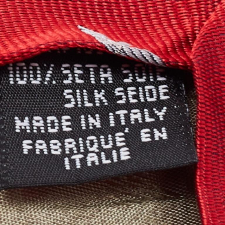 Questa cravatta è un accessorio formale perfetto che ha un fascino tagliente e moderno. Realizzata con materiali lussuosi, presenta motivi intricati e l'etichetta del marchio è ben cucita sul retro. Aggiungerà sicuramente un tocco di stile ai tuoi