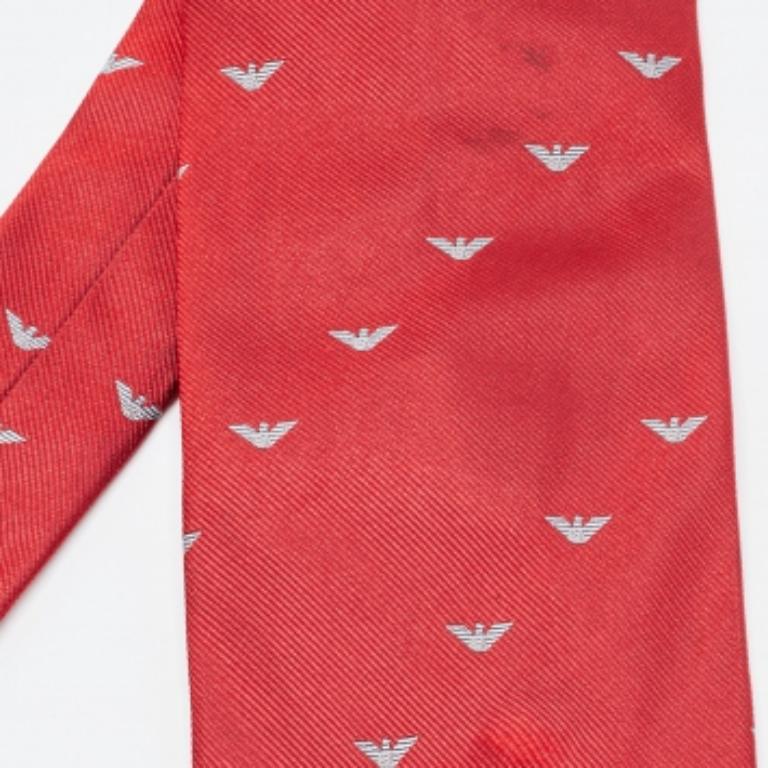 Cravatta tradizionale in seta con logo rosso di Emporio Armani in vendita 1