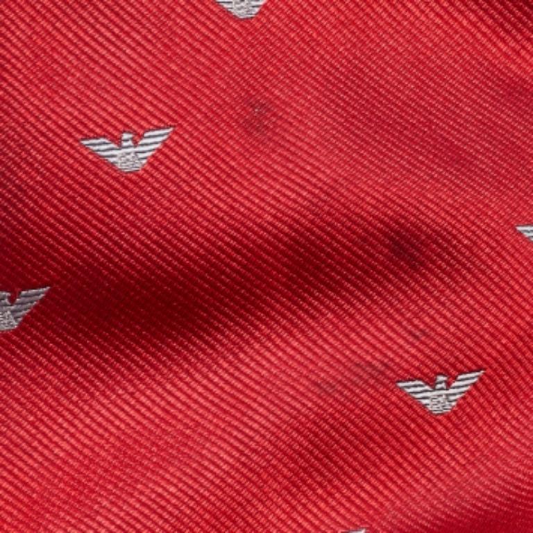 Uomo Cravatta tradizionale in seta con logo rosso di Emporio Armani in vendita
