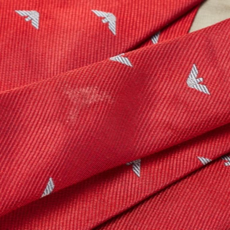 Cravatta tradizionale in seta con logo rosso di Emporio Armani in vendita 3