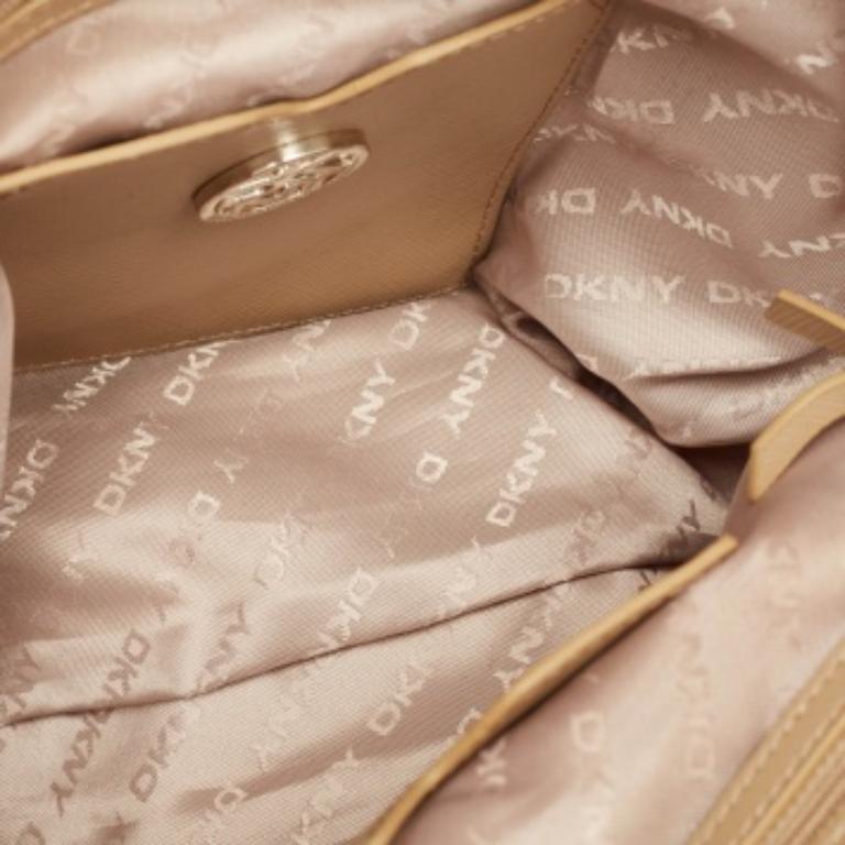 Wenn Sie auf der Suche nach etwas sind, das Schick und Luxus widerspiegelt, dann ist diese Tasche die perfekte Wahl. Die aus hochwertigen Materialien gefertigte Tasche lässt sich bequem transportieren, und ihr Innenraum ist geräumig genug, um Ihre