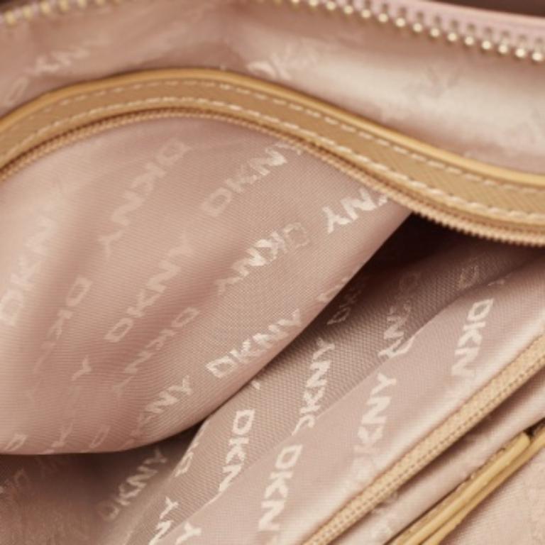 DKNY Altrosa Leder Schulranzen mit Nieten im Zustand „Relativ gut“ im Angebot in Dubai, Al Qouz 2