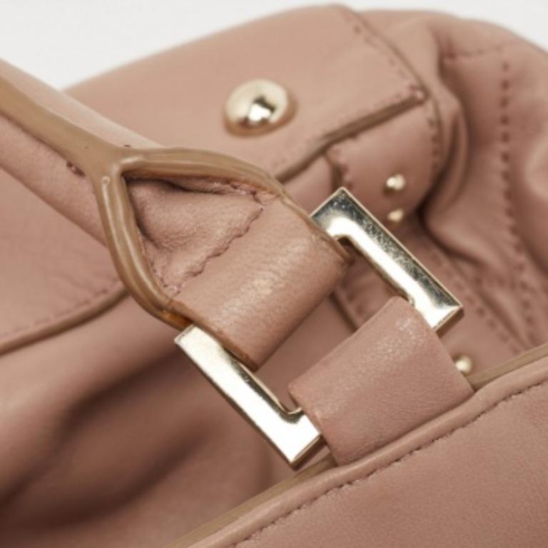DKNY Altrosa Leder Schulranzen mit Nieten im Angebot 1