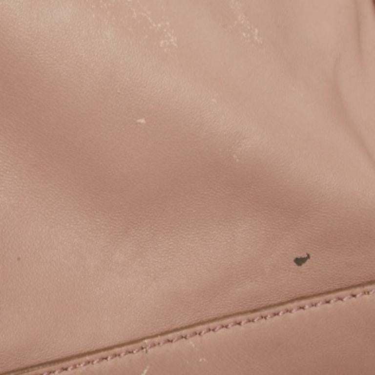 DKNY Altrosa Leder Schulranzen mit Nieten im Angebot 2