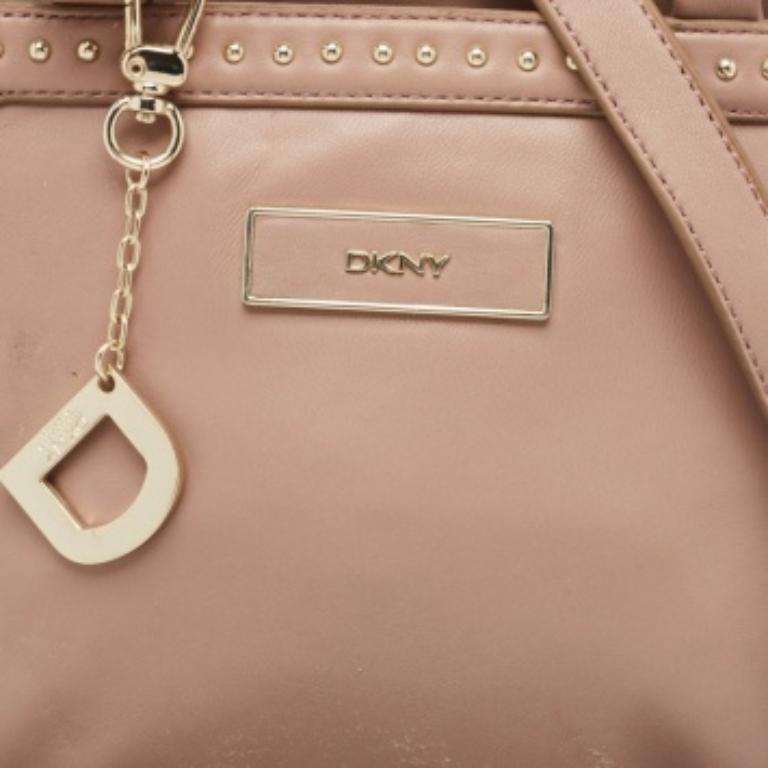 DKNY Altrosa Leder Schulranzen mit Nieten im Angebot 5