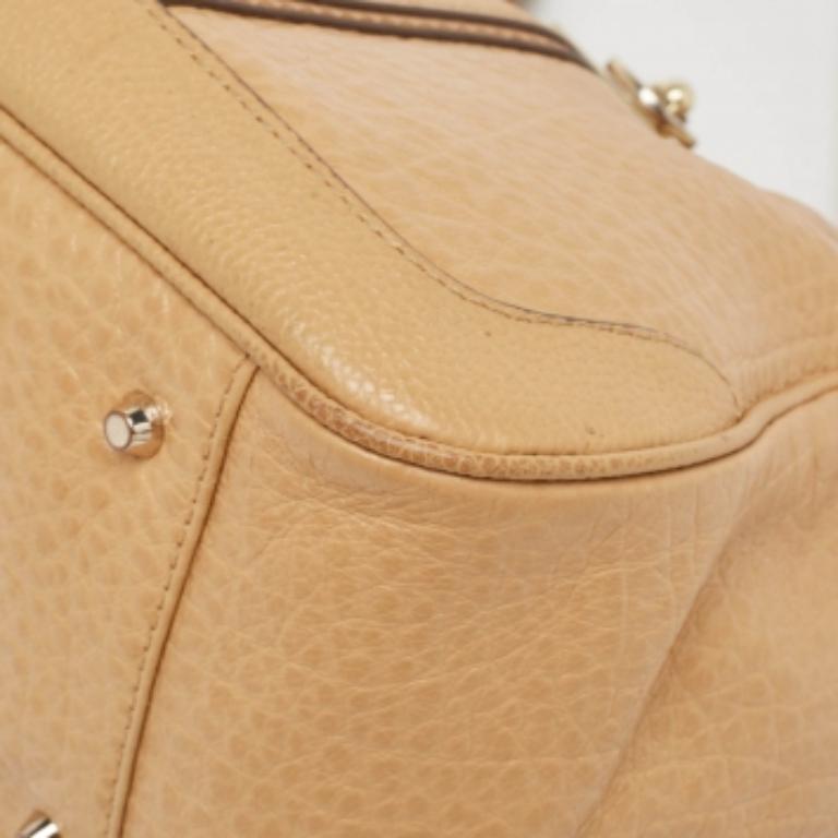 Con questa borsa a tracolla di design potrai portare con te i tuoi oggetti essenziali con estrema facilità e stile. È stato realizzato con materiali di alta qualità per essere un accessorio di spicco.