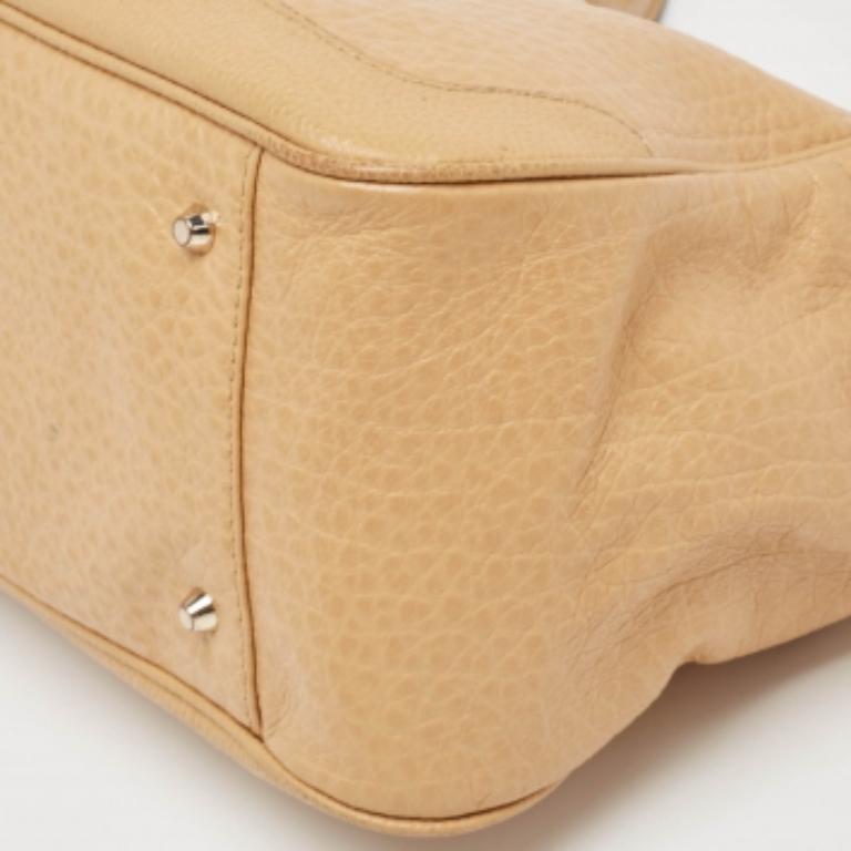 Beige DKNY Borsa a tracolla in pelle beige con logo charme in vendita