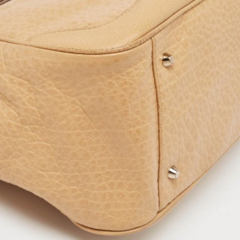 DKNY Borsa a tracolla in pelle beige con logo charme In condizioni discrete in vendita a Dubai, Al Qouz 2