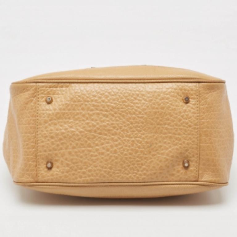 DKNY Borsa a tracolla in pelle beige con logo charme in vendita 1