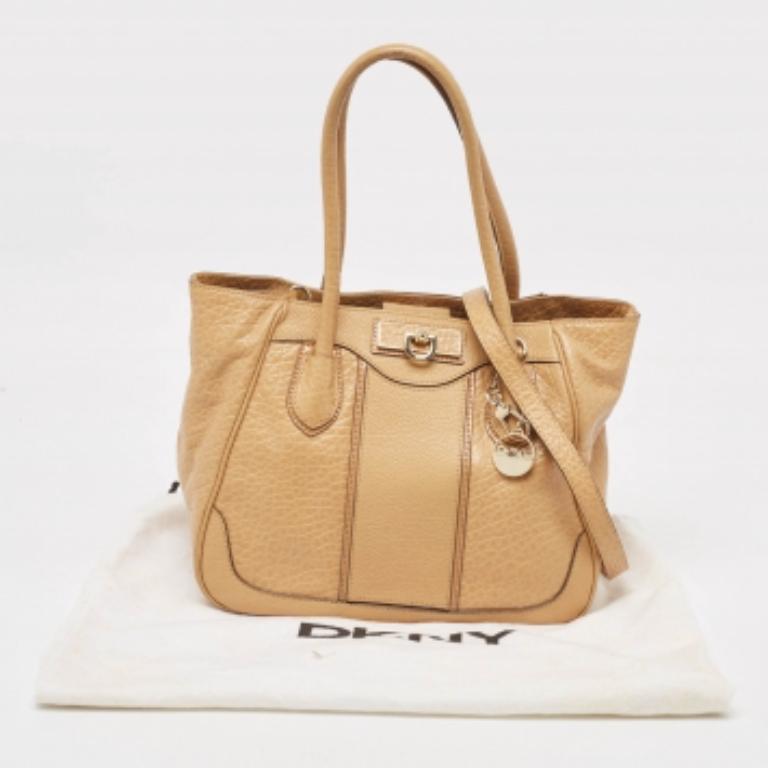 DKNY Borsa a tracolla in pelle beige con logo charme in vendita 4