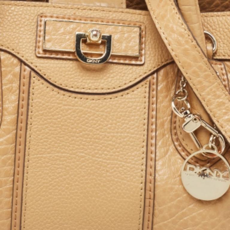 DKNY Borsa a tracolla in pelle beige con logo charme in vendita 3
