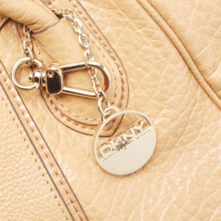 DKNY Borsa a tracolla in pelle beige con logo charme in vendita 6