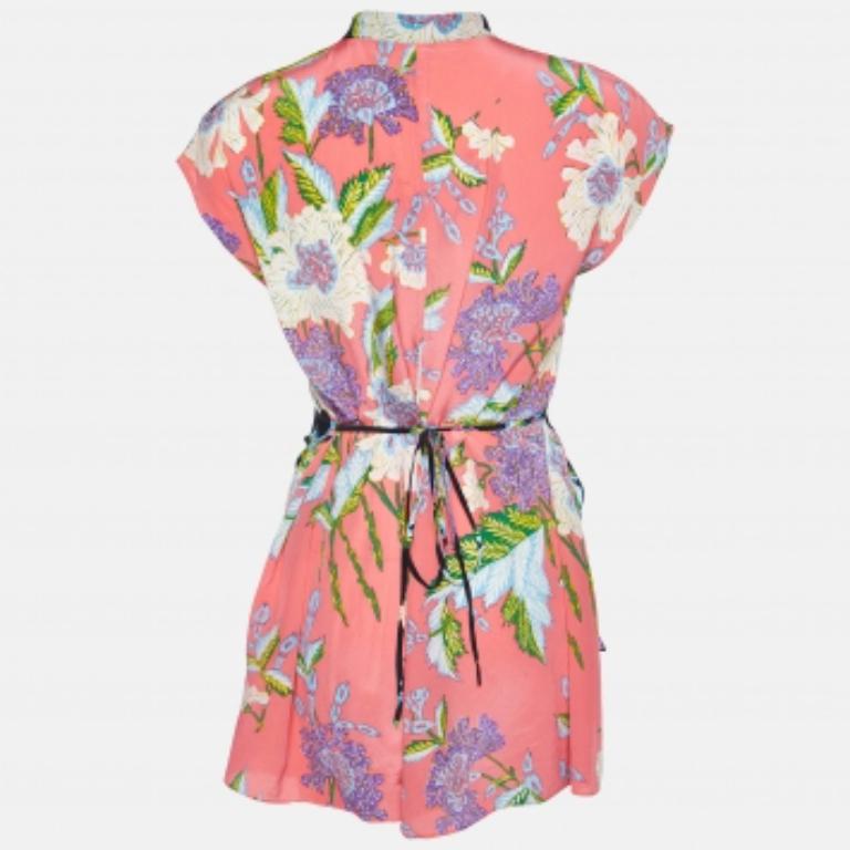 Esta blusa de diseño te aportará estilo y comodidad. Confeccionada con el mejor tejido, la creación se ha realizado con todo lujo de detalles. Combínala con pantalones y tacones.