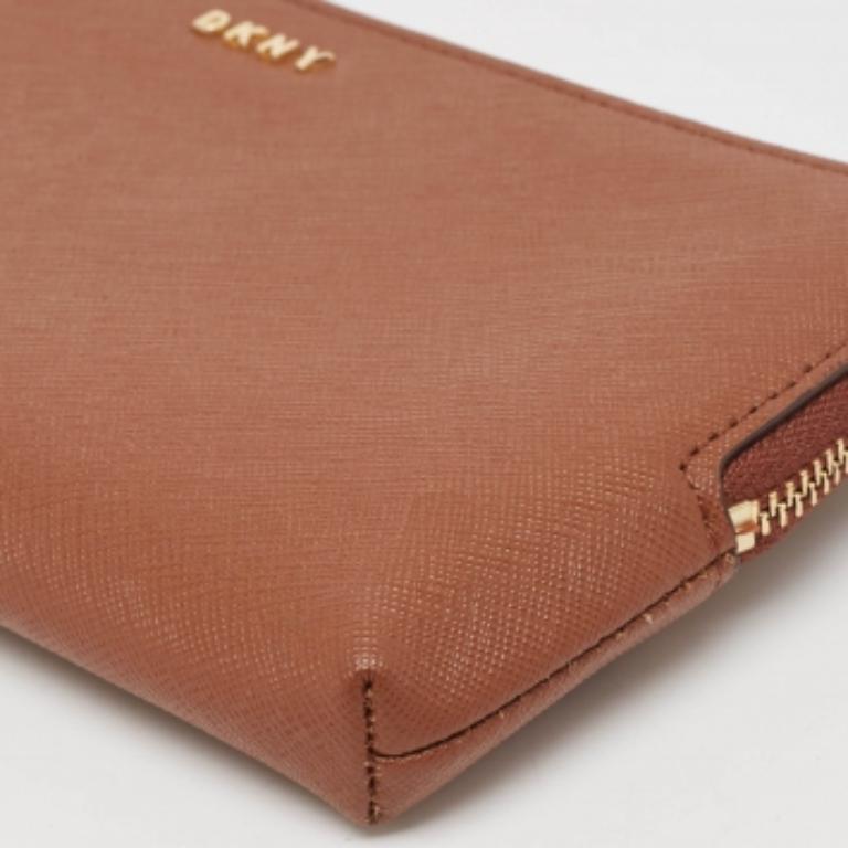 Questo portafoglio firmato combina senza sforzo una costruzione meticolosa con uno stile senza età, diventando un simbolo di gusto raffinato. Eleva la tua collezione di accessori con questo pezzo di design.