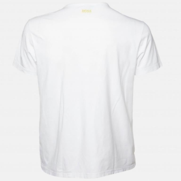 Scegli il comfort per tutto il giorno con questa T-shirt di Boss By Hugo Boss. Realizzata con cura, la T-shirt bianca, con scollo rotondo e maniche lunghe, garantisce qualità e stile di lusso.