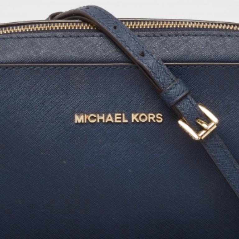 Nero Michael Kors Borsa a tracolla con fotocamera Jet Set in pelle blu scuro in vendita