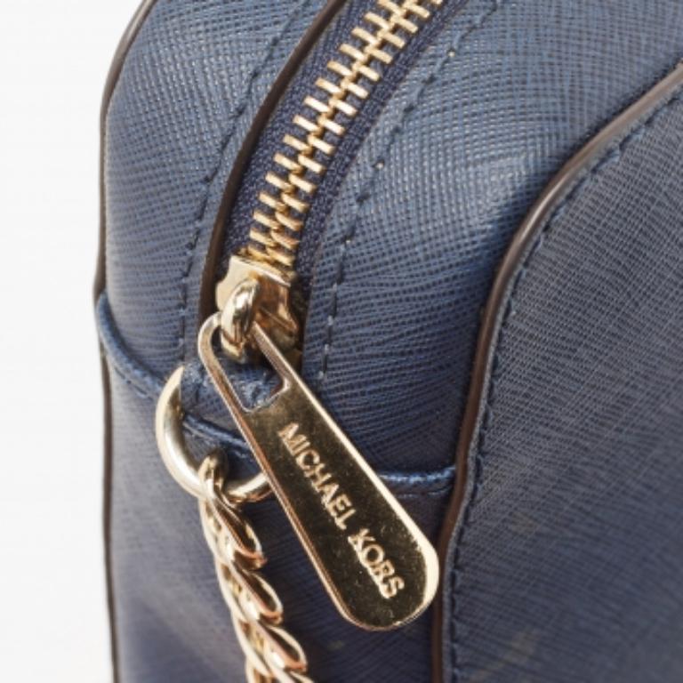 Michael Kors Borsa a tracolla con fotocamera Jet Set in pelle blu scuro in vendita 5