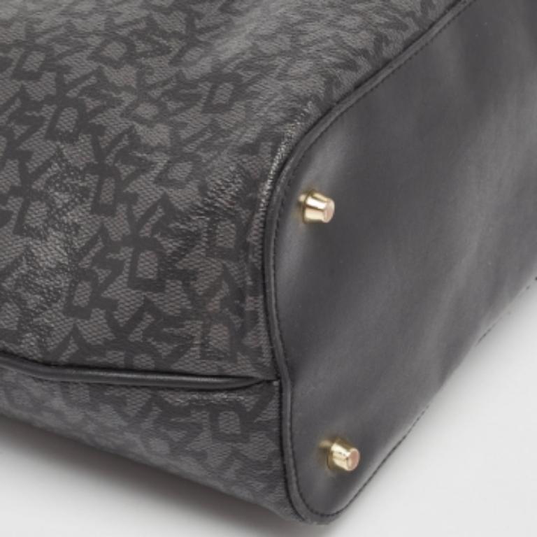 Dkny - Fourre-tout à fermeture éclair en cuir et toile enduite de monogramme - Noir État moyen - En vente à Dubai, Al Qouz 2