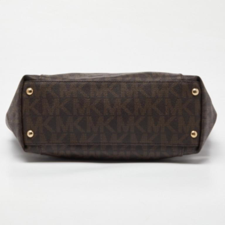 Fourre-tout à fermeture éclair East West en toile enduite et cuir MICHAEL Michael Kors Signature marron en vente 2
