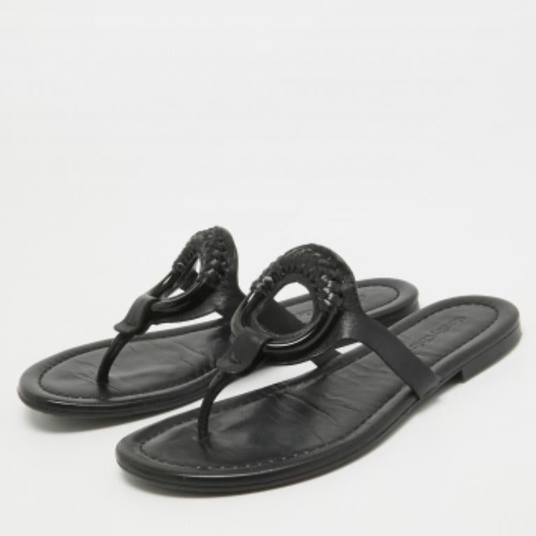 Mettez en valeur vos looks décontractés avec une touche de style grâce à ces diapositives design. Réalisée dans un matériau de qualité avec une jolie teinte, cette paire est un must !