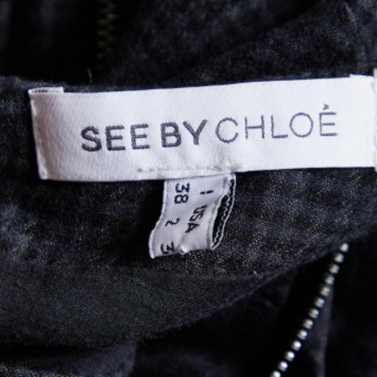 Die hohe Kunstfertigkeit und die feminine Silhouette dieses Designer-Kleides zeugen von der tadellosen Schneiderkunst des Labels. Es ist aus hochwertigen MATERIALEN genäht, hat eine gute Passform und lässt sich leicht mit schicken Accessoires,