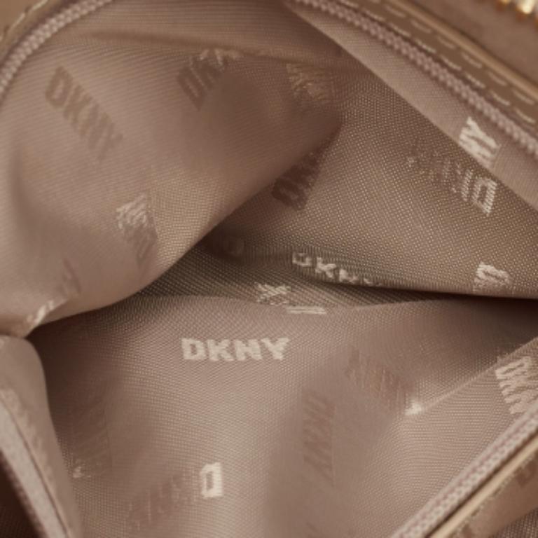 Dkny Borsa a tracolla Madison Dome in pelle Chevron verde oliva In condizioni ottime in vendita a Dubai, Al Qouz 2