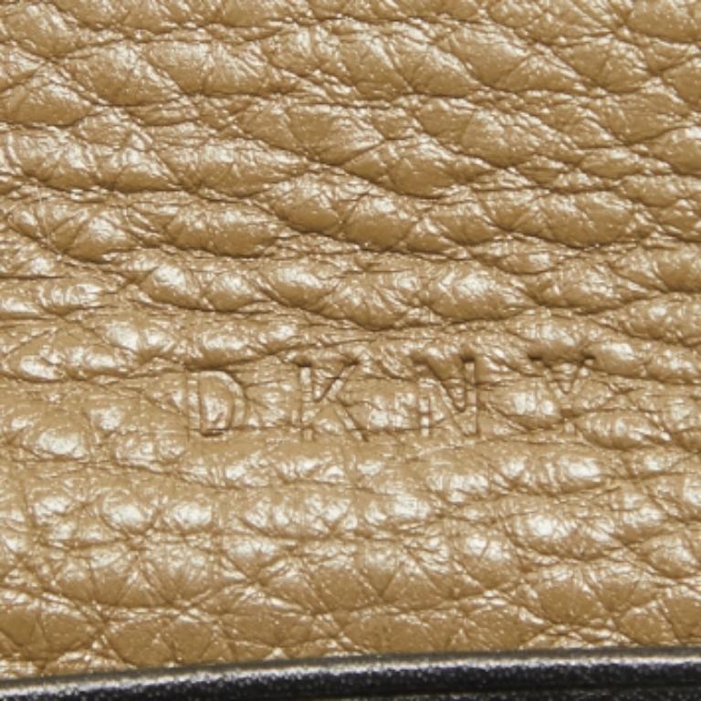 Portafoglio compatto con patta in pelle verde oliva DKNY In condizioni ottime in vendita a Dubai, Al Qouz 2