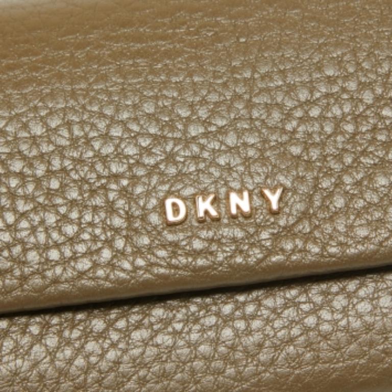 Portafoglio compatto con patta in pelle verde oliva DKNY in vendita 2