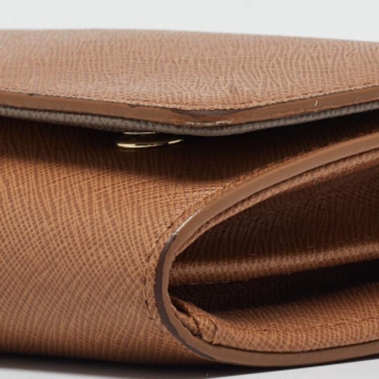 DKNY Portafoglio con patta in pelle saffiano marrone con catena In condizioni buone in vendita a Dubai, Al Qouz 2