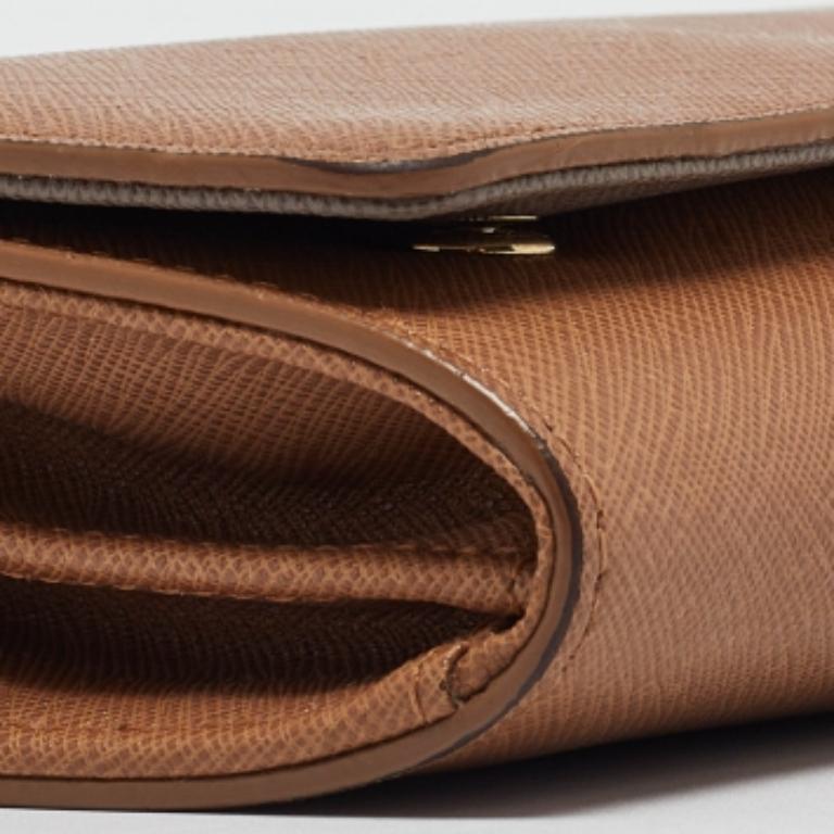 Marrone DKNY Portafoglio con patta in pelle saffiano marrone con catena in vendita