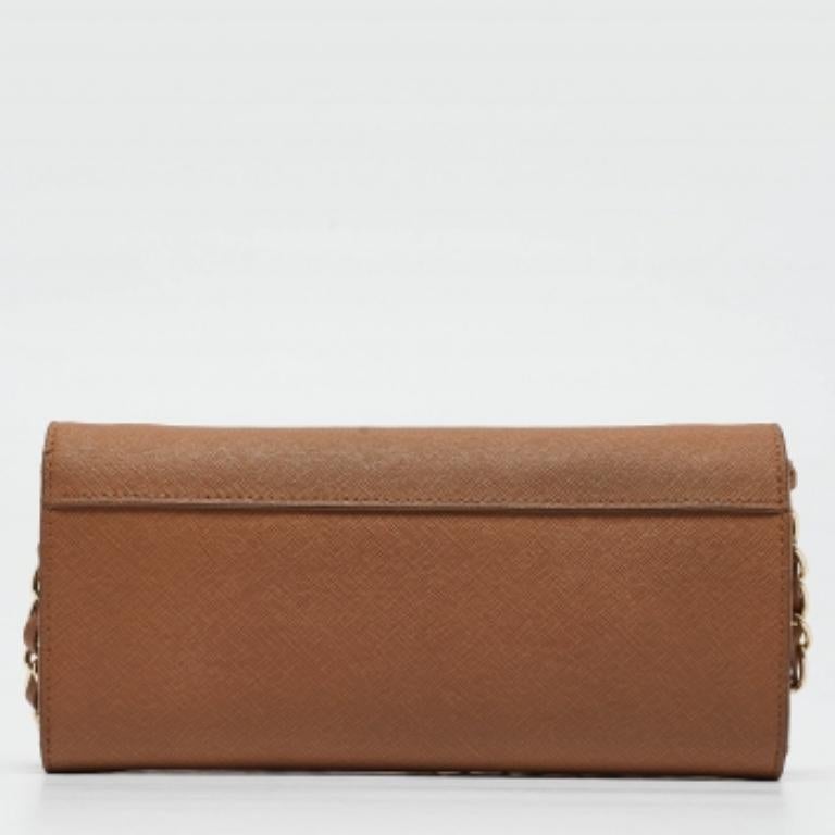 DKNY Portafoglio con patta in pelle saffiano marrone con catena in vendita 2