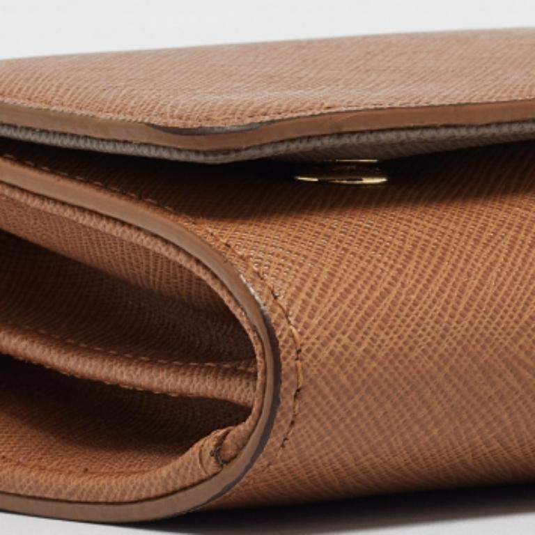 Donna DKNY Portafoglio con patta in pelle saffiano marrone con catena in vendita