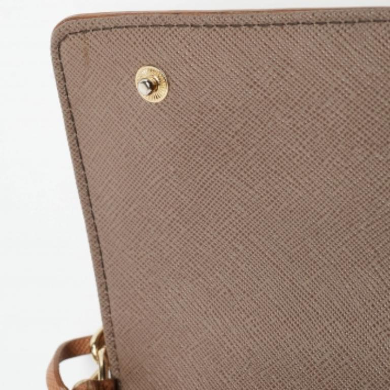 DKNY Portafoglio con patta in pelle saffiano marrone con catena in vendita 5