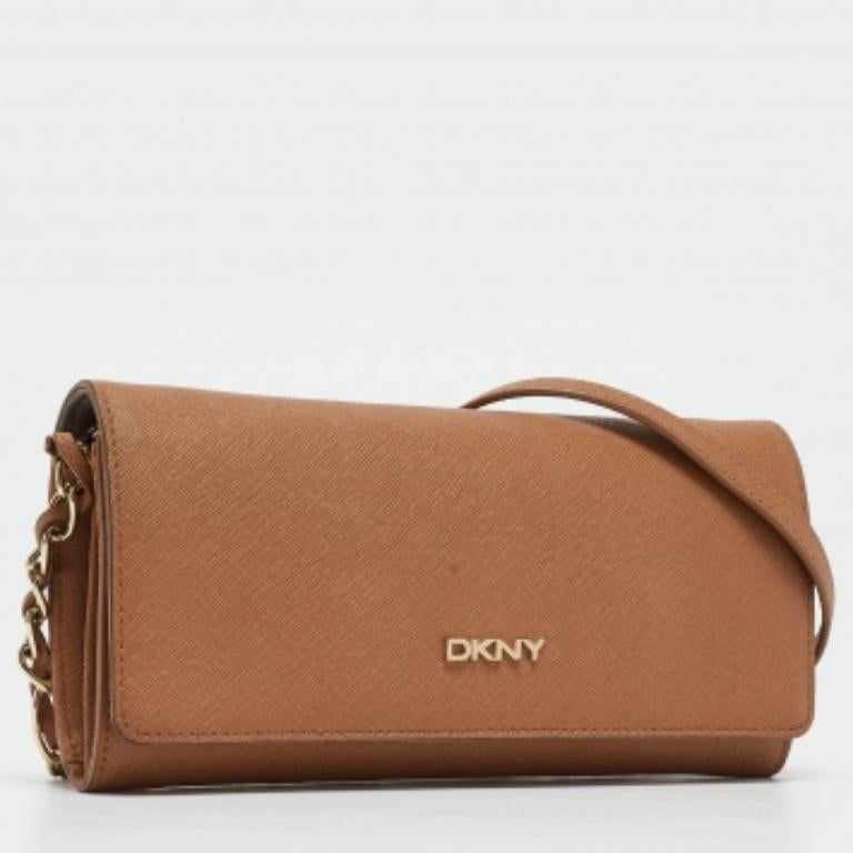 DKNY Portafoglio con patta in pelle saffiano marrone con catena in vendita 3