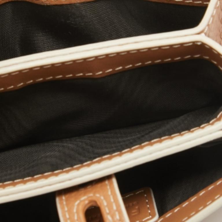 Diese Designer-Brieftasche ist ein perfektes Gleichgewicht aus Raffinesse und rationalem Nutzen. Er wurde unter Verwendung hochwertiger MATERIALIEN entworfen und durch eine elegante Oberfläche aufgewertet. Die Kreation ist mit reichlich Platz für