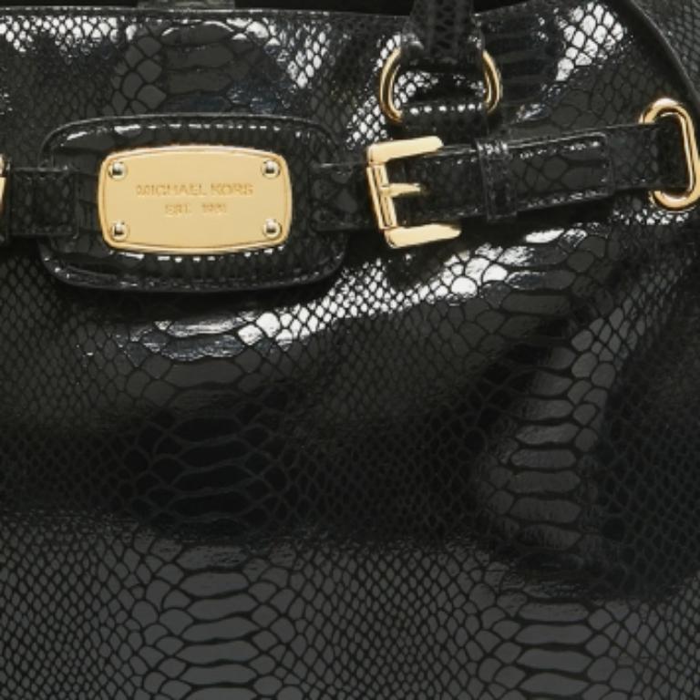 Ce fourre-tout est le résultat de l'association de compétences artisanales de haut niveau et d'un design pratique. Il est doté d'un extérieur durable complété par des détails luxueux. C'est un accessoire sur lequel vous pouvez compter.